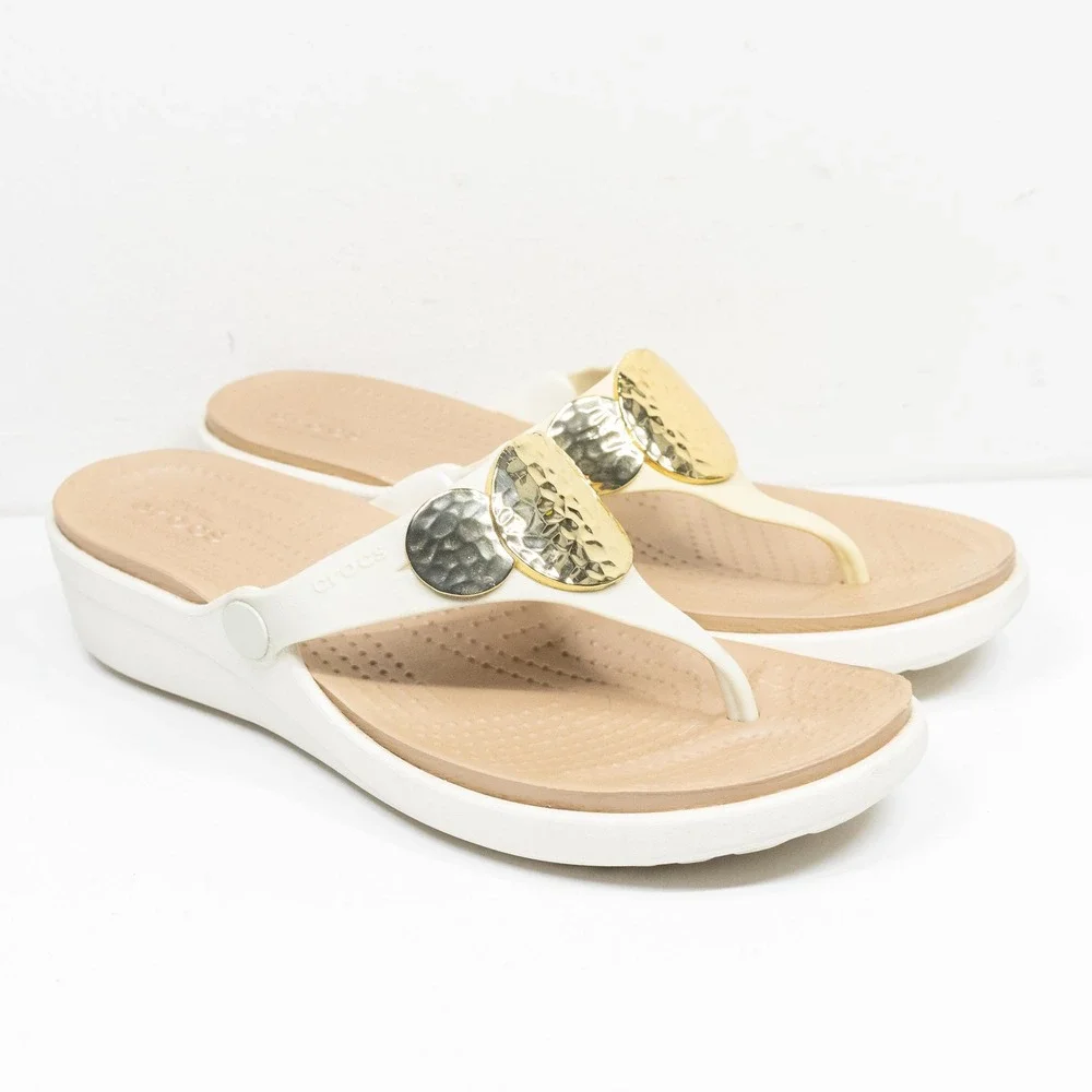 CROCS Sanrah Metal Block Hammered Medallion Wedge Thong Sandal Oyster Gold Sz 8